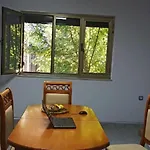Royal 2 Opposite Nalu Bar 티라나