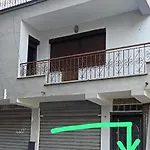 Royal 2 Opposite Nalu Bar 호스텔 티라나