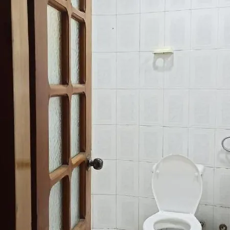 Royal 2 Opposite Nalu Bar Vandrarhem *