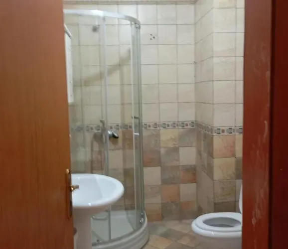 Royal 2 Opposite Nalu Bar * 地拉那