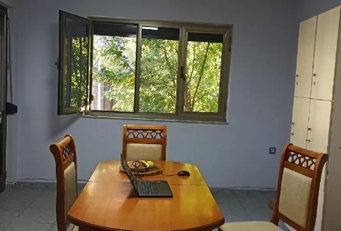 Royal 2 Opposite Nalu Bar 地拉那