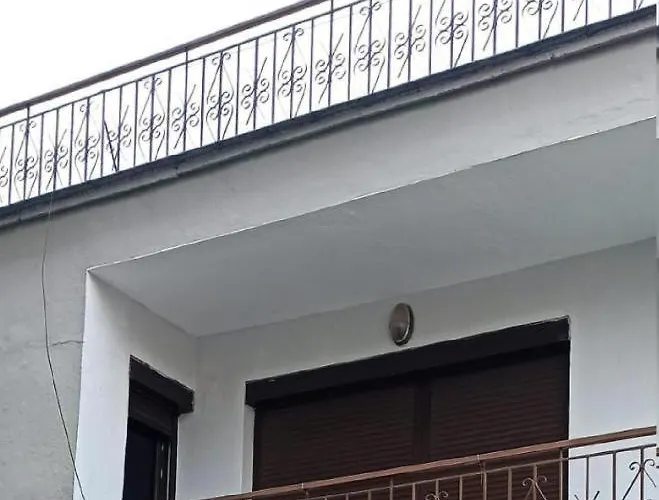 Royal 2 Opposite Nalu Bar 旅馆 *