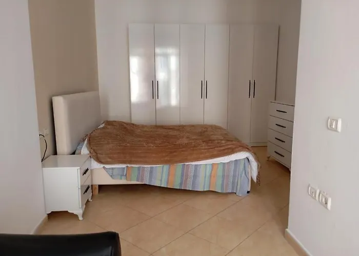 Royal 2 Opposite Nalu Bar 旅馆